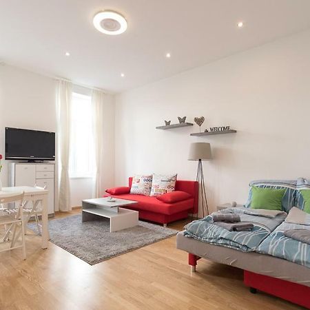 Bright Red Heart Apartment In Leopoldstadt Vienna Exterior photo