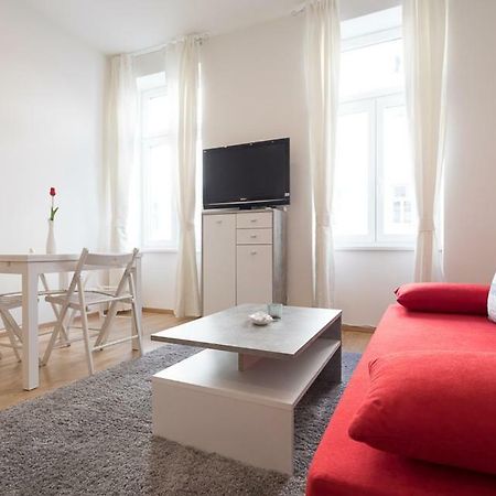 Bright Red Heart Apartment In Leopoldstadt Vienna Exterior photo