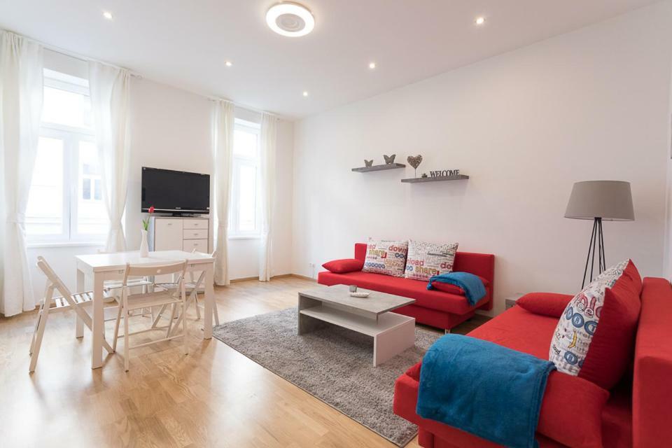 Bright Red Heart Apartment In Leopoldstadt Vienna Exterior photo