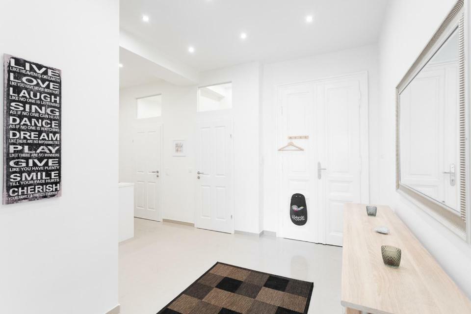 Bright Red Heart Apartment In Leopoldstadt Vienna Exterior photo