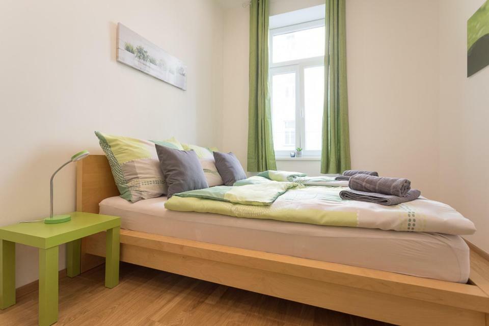 Bright Red Heart Apartment In Leopoldstadt Vienna Exterior photo