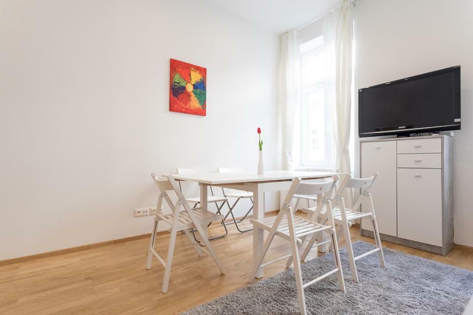 Bright Red Heart Apartment In Leopoldstadt Vienna Exterior photo