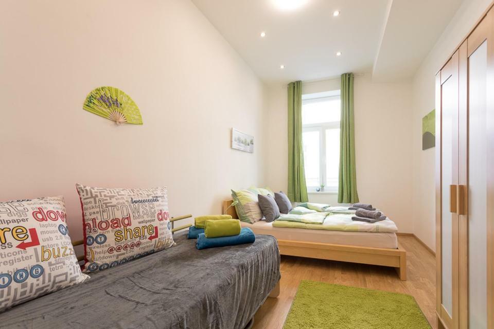 Bright Red Heart Apartment In Leopoldstadt Vienna Exterior photo