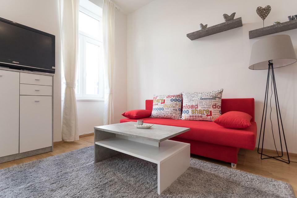 Bright Red Heart Apartment In Leopoldstadt Vienna Exterior photo