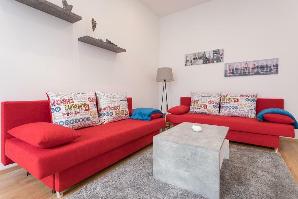 Bright Red Heart Apartment In Leopoldstadt Vienna Exterior photo