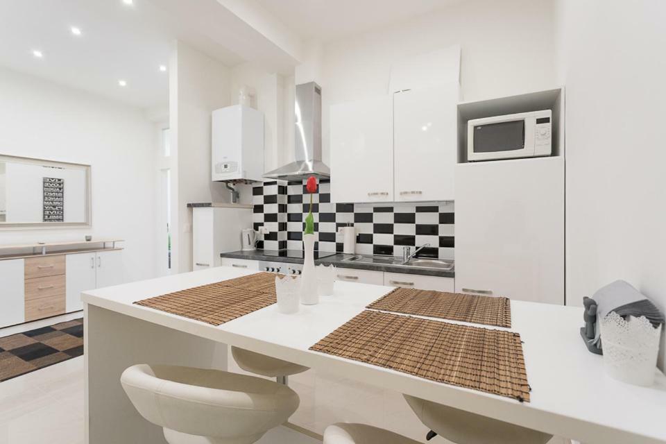 Bright Red Heart Apartment In Leopoldstadt Vienna Exterior photo